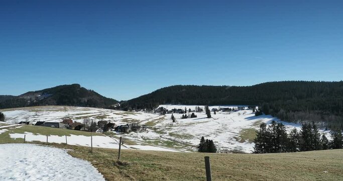 Fr&ouml;hnd im Wiesental im Naturpark S&uuml;dschwarzwald. Das Dorf Herrenschwand unter dem Schnee