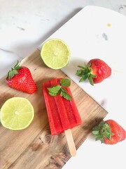 Eis am Stiel Erdbeere Limette Basilikum
