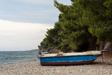 Mediterranes Küstenleben im Hafen eines Fischerdorfes Alonnisos Griechenland
