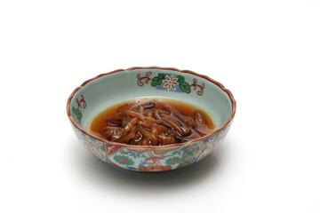 白背景の小鉢に盛った土筆の煮物