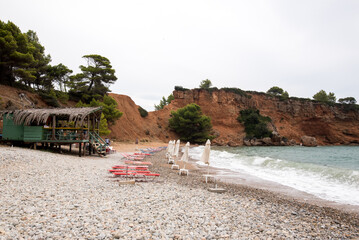 Mediterranes Küstenleben am Strand von Alonnisos Griechenland