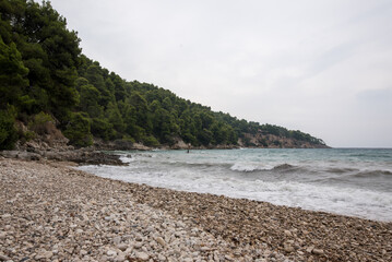 Mediterranes Küstenleben am Strand von Alonnisos Griechenland