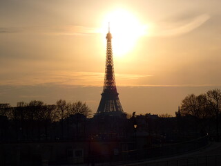 Fototapeta na wymiar La Tour Eiffel au coucher du soleil