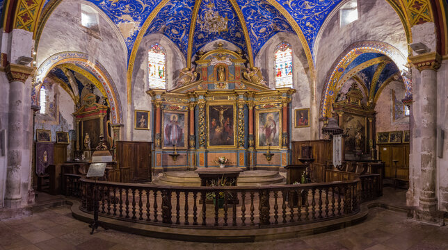 Puycelsi (Tarn, France) - Vue de l'autel et du retable polychrome dans le ch&oelig;ur de l'&eacute;glise Saint Corneille