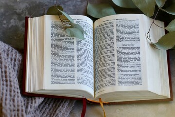 Otwarta książka religijna do studiowania Słowa Bożego. Religia katolicym i ewangelia