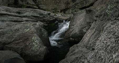 cascada entre rocas