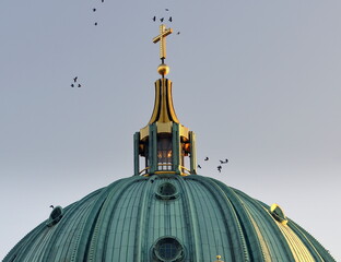 Kuppel des Berliner Doms mit dem goldenen Kuppelkreuz © thauwald-pictures