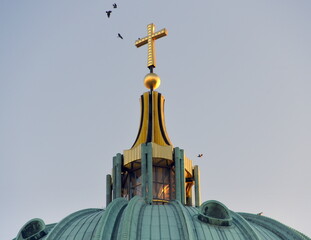 Kuppel des Berliner Doms mit dem goldenen Kuppelkreuz