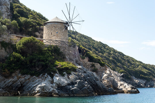 Traditionelle Windmühle am Strand von griechischer Mittelmeerinsel Alonnisos