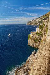 Obraz premium Rocky Cliffs and Mountain Landscape by the Tyrrhenian Sea. Amalfi Coast, Italy.