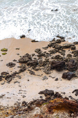 Pedras em meio a praia