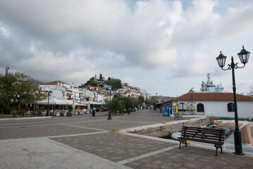 Mediterranes Mittelmeer Fischerdorf im Hafen von Skiathos Griechenland