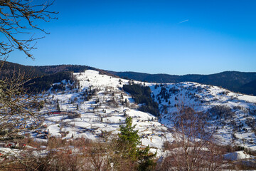 Paysage hiver montagne couvert de la neige 