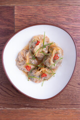 Empanadas asiaticas al vapor, sobre platoasimetrico