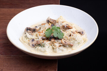 Pasca, ravioles con crema de lech