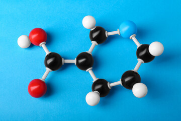 Obraz premium Molecule of vitamin B3 on light blue background, above view. Chemical model