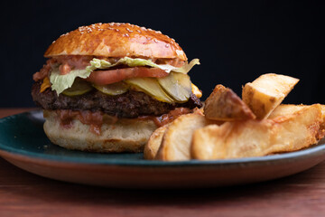 Hamburguesa con papas fritas yt aros de cebolla