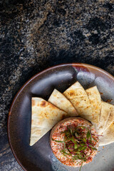 Tar tar de salmon, con tortillas de maiz