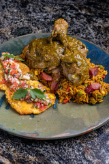 Pollo asado con salsa anticucho, sobre arroz con tostones