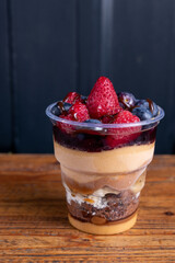 Postre de frutos rojos y dulce, caramelo, crema