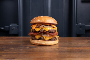 Hamburguesa, sobre mesa de maderea