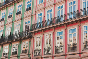 Fototapeta na wymiar windows on facades of old houses