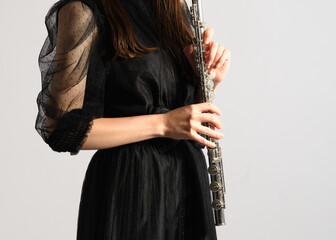 フルートを持つ女性の手元