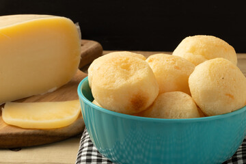Delicious cheese bread in a blue bowl.