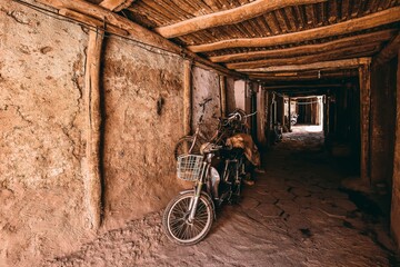 Fototapeta na wymiar The dilapidated and long-standing Folk Houses on Hathpace in Kashgar, Xinjiang