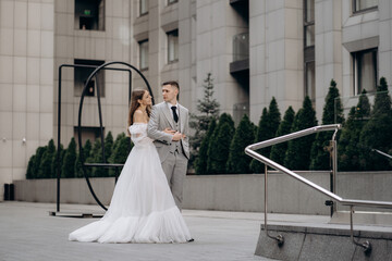 Obraz premium Portrait of a newly married couple. Bride smiling, hugging groom. Concept of love and happiness.