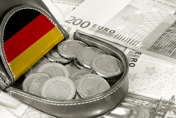 Euro Geldscheine und Münzen, Geldbörse und Flagge von Deutschland