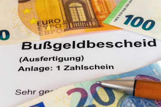 Nahaufnahme von einem Bußgeldbescheid und Eurobanknoten (Symbolbild)