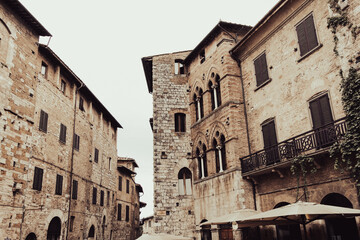 Fototapeta na wymiar Medieval Tuscany alleyway, perfect for storytelling.