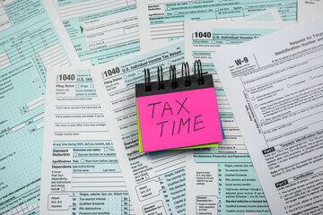 Fototapeta na wymiar blank 1040 US individual tax form with sticker TAX TIME