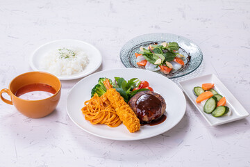 おいしそうなハンバーグとサラダ