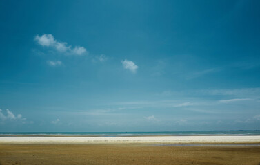 Fototapeta na wymiar Beautiful blue sky and sandy seaside