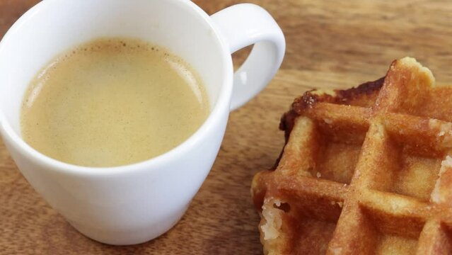 expresso et gaufre li&eacute;geoises sur une table