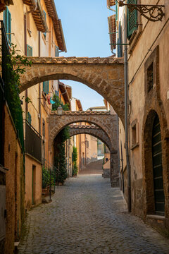 Italy, Lazio, Tuscania, Arches over empty alley