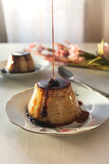 Flan de Huevo Casero Cayéndole Caramelo