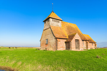 Fototapeta premium St Thomas à Becket Church in Fairfield, Kent, on a sunny day.
