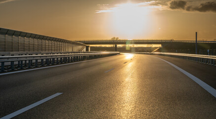 Gefahr durch Gegenlicht tief stehender Sonne auf der Autobahn.