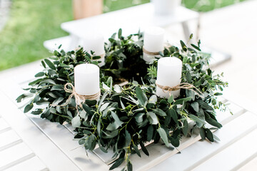 Adventkranz aus Eukalyptus mit wei&szlig;en Kerzen