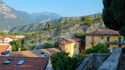 Fototapeta na wymiar Sonnenterrasse bei Torbole am Gardasee in Italien mit Monte Brione