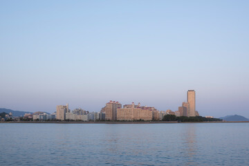 朝日に染まる福岡の街並み