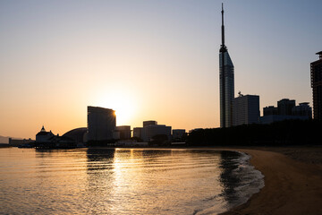 福岡県福岡市のシーサイドももち海浜公園の朝焼けと福岡タワー