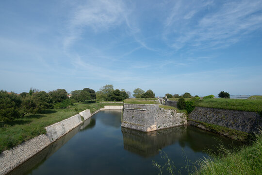 une douve le long des remparts de l'&icirc;le d'Aix