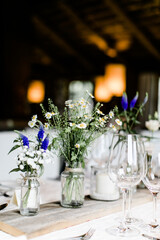 Deko und Blumen bei einer Hochzeitsfeier im Restaurant