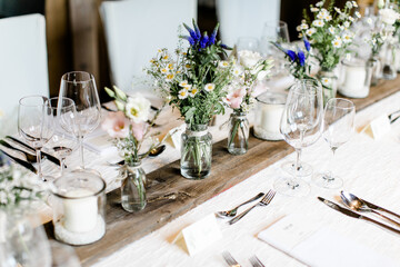 Schön dekorierter Tisch bei einer Hochzeitsfeier im Restaurant mit Blumenschmuck