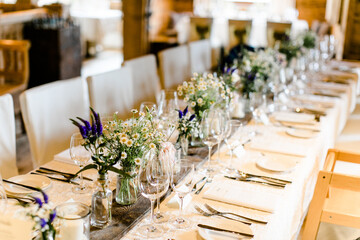 Dekorierte Tafel bei einer Hochzeitsfeier im Restaurant 