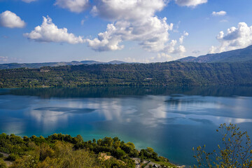 Le lac Albano en Italie